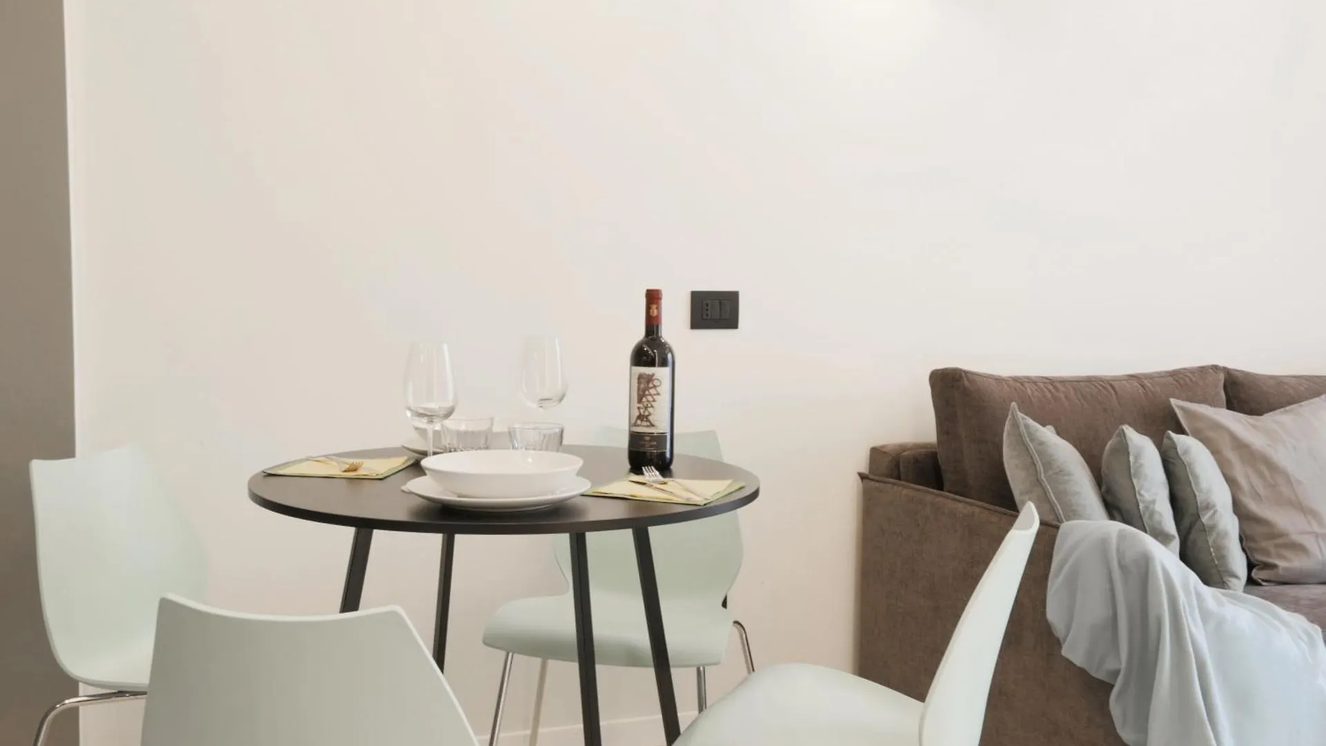 Central Station Modern Flat W/Private Parking Милан